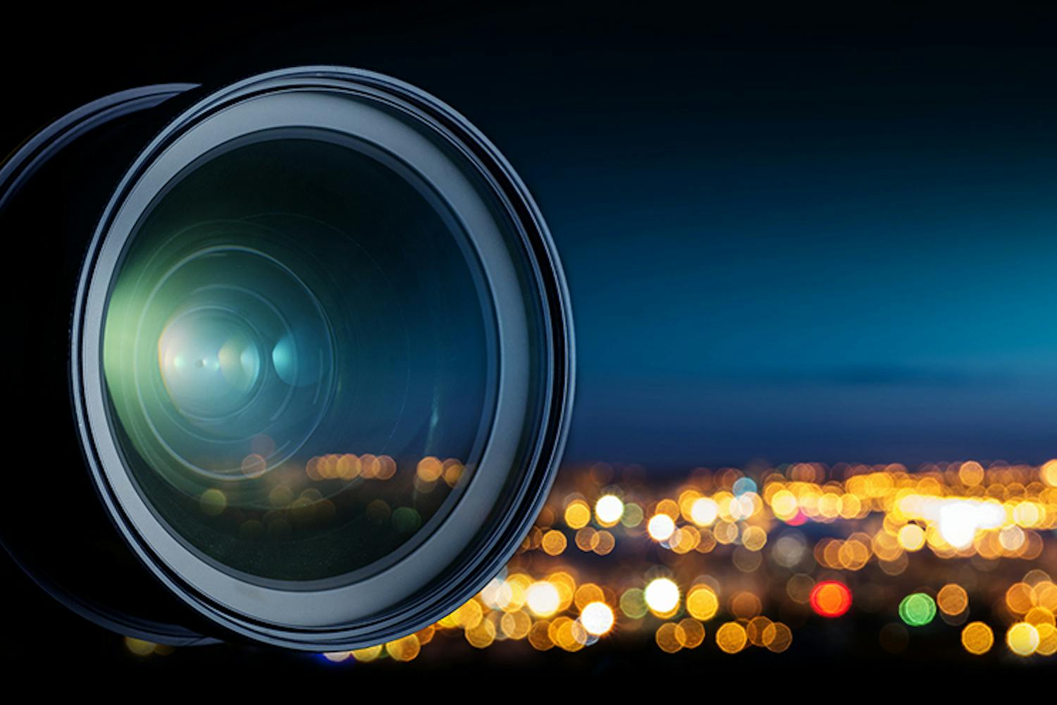 Objektiv med by i den blå timen